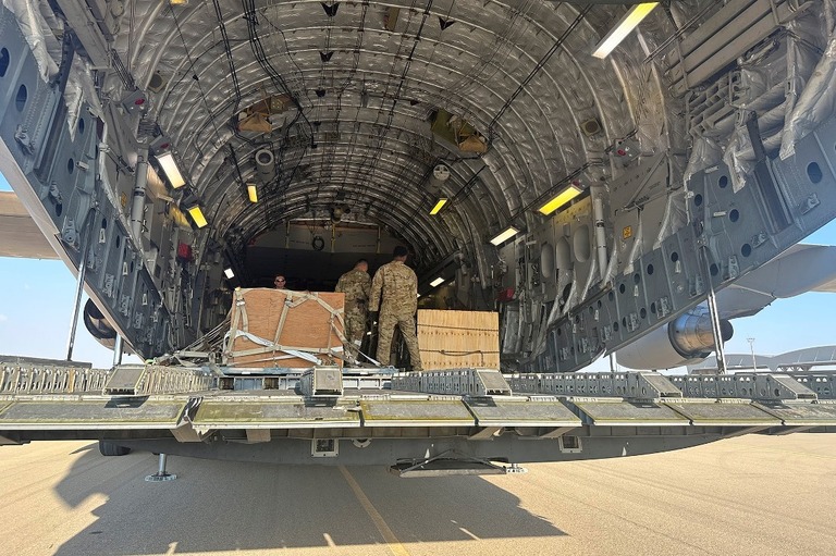 米国からの物資を搬送してきた米軍のＣ１７＝１０月１３日、イスラエル/Lolita Baldor/AP