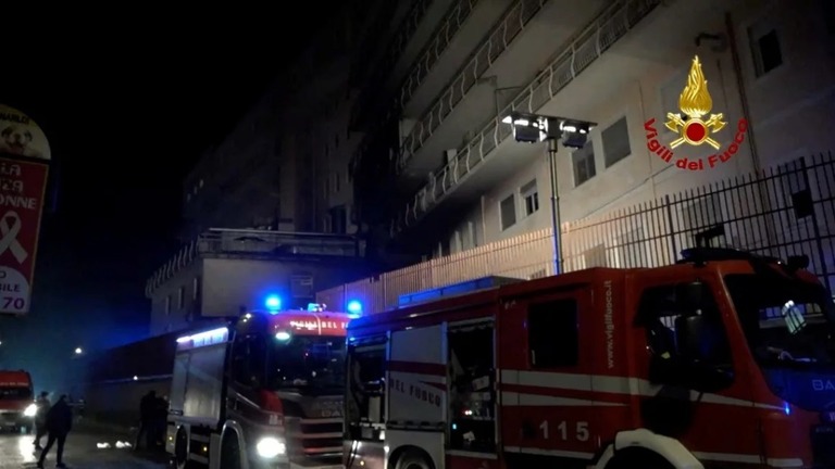 ローマ近郊の病院で火災が発生した/Vigili del Fuoco/Handout/Reuters