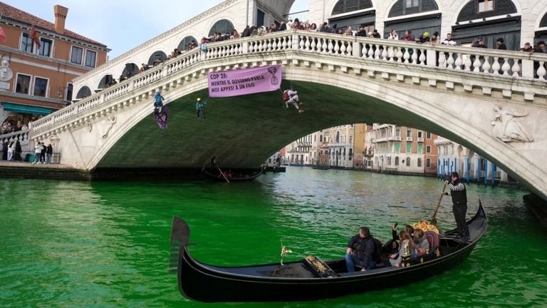 抗議運動のせいで緑色に染まった運河＝９日/Manuel Silvestri/Reuters