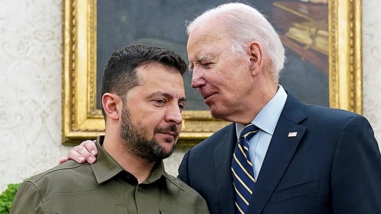ウクライナのゼレンスキー大統領（左）と米国のバイデン大統領＝９月２１日、米ホワイトハウス/Kevin Lamarque/Reuters