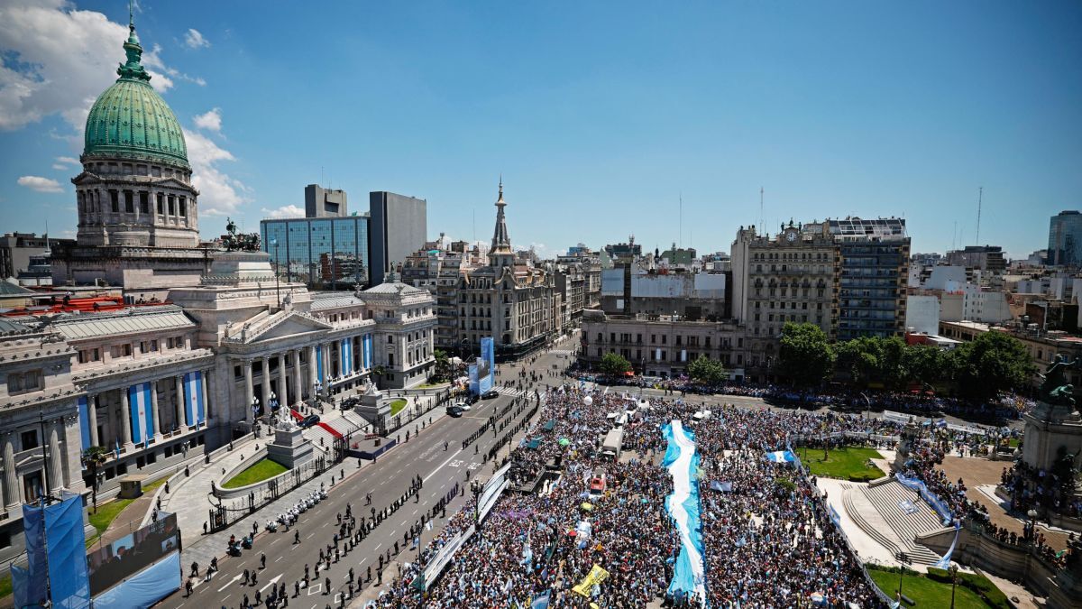 ミレイ氏の支持者が就任式の際に議事堂前に集まった/Emiliano Lasalvia/AFP/Getty Images