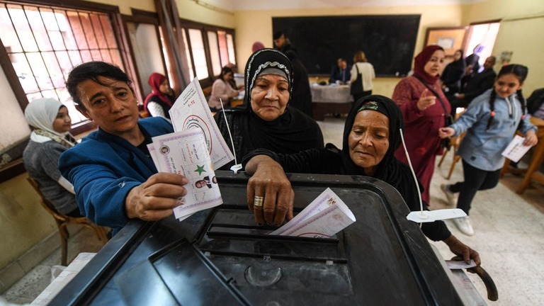 大統領選で票を投じる女性＝１０日、カイロ/ Ahmed Hasan/AFP/Getty Images