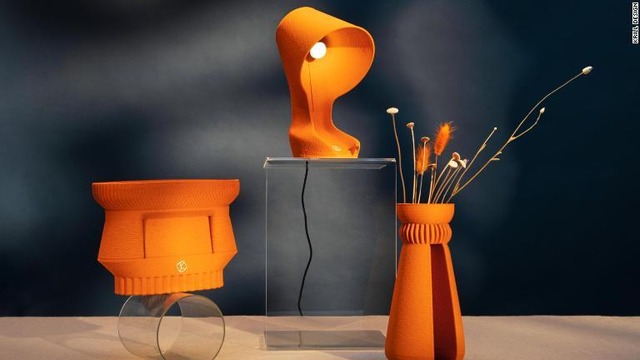 イタリアのデザイン会社「クリル・デザイン」はプラスチックのようなバイオ素材を使った家具を製造している