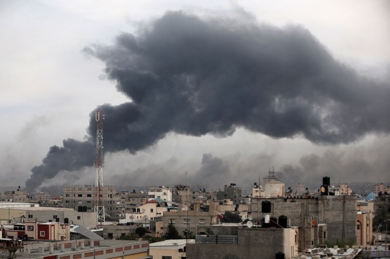１０日、パレスチナ自治区ガザ地区南部の最大都市ハンユニスから黒い煙が立ち上る様子/Ibraheem Abu Mustafa/Reuters