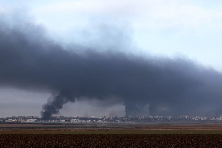 イスラエル軍の爆撃中、煙が立ち上るガザ地区。イスラエル南部から１２月１２日に撮影/Jack Guez/AFP/Getty Images
