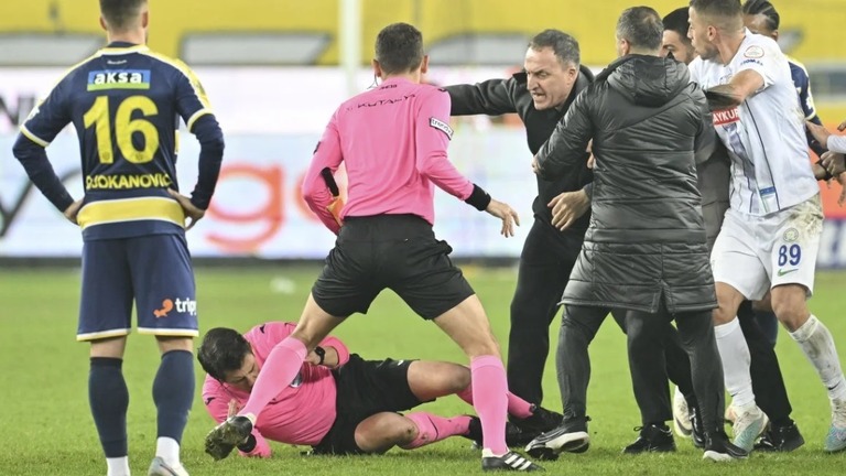 トルコのサッカーチームの会長に殴られ、地面に倒れるレフェリー/Emin Sansar/Anadolu/Getty Images