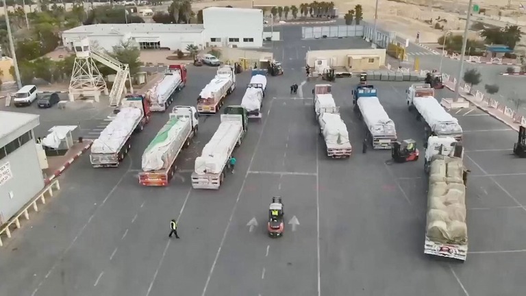 ニツァナ検問所に集まった人道支援トラック＝１１月２８日/ Israel Defense Forces/Handout/Reuters/FILE