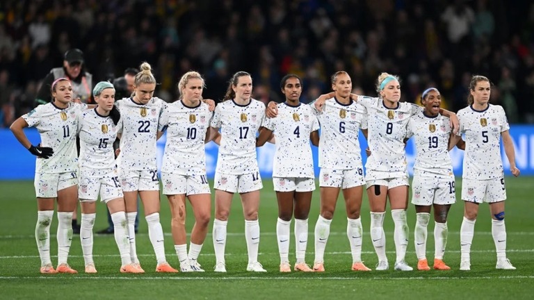 女子サッカーＷ杯の１６強で、スウェーデンとのＰＫ戦に臨んだ米国代表チーム/Quinn Rooney/Getty Images