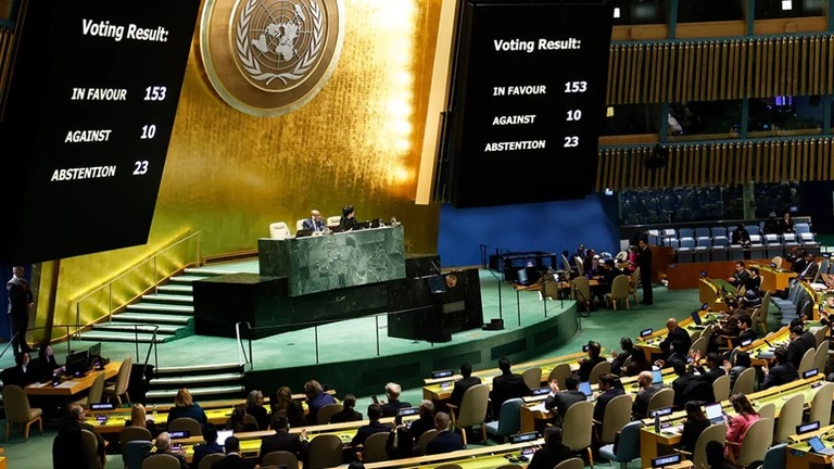国連総会緊急特別会合でスクリーンに示された投票結果＝１２日、米ニューヨークの国連本部/Michael M. Santiago/Getty Images