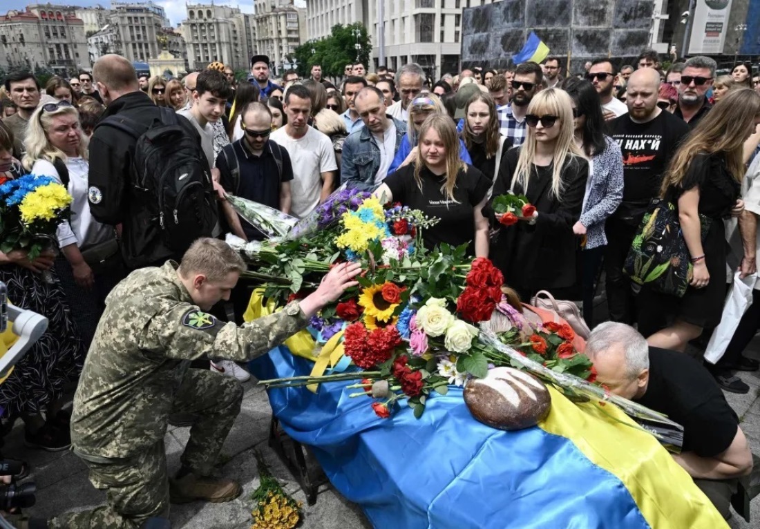 昨年6月、ローマンさんの葬儀には大勢の人々が参列し、弔意を表した/Genya Savilov/AFP/Getty Images