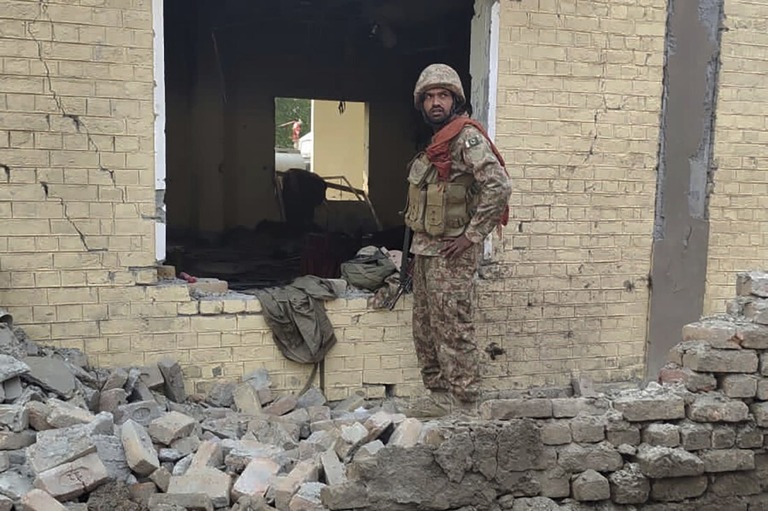 襲撃された警察署で被害状況を調べるパキスタン兵＝１２日、デライスマイルカーン地区/AP