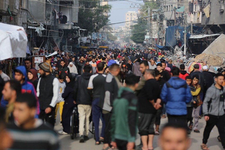 人々で混み合うガザ地区のマガジ避難キャンプ＝７日/Xinhua/Getty Images