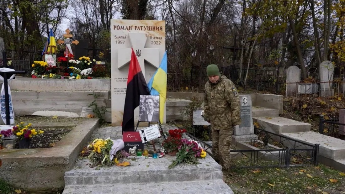ローマンさんの墓を訪れる父親のタラス・ラトゥシュニーさん/CNN