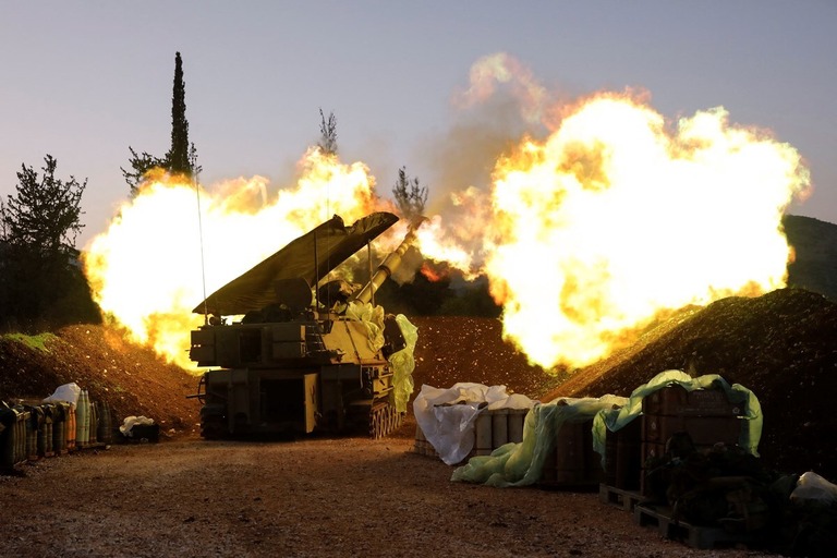 イスラエル軍の部隊がイスラエル北部の陣地からレバノン南部に向けて砲撃＝１１日、アッパーガリラヤ/Jalaa Marey/AFP/Getty Images