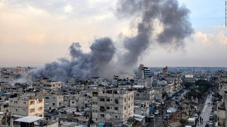 イスラエル軍によるパレスチナ自治区ガザ地区南部ラファへの攻撃で上空に立ち上る煙/Mahmud Hams/AFP/Getty Images