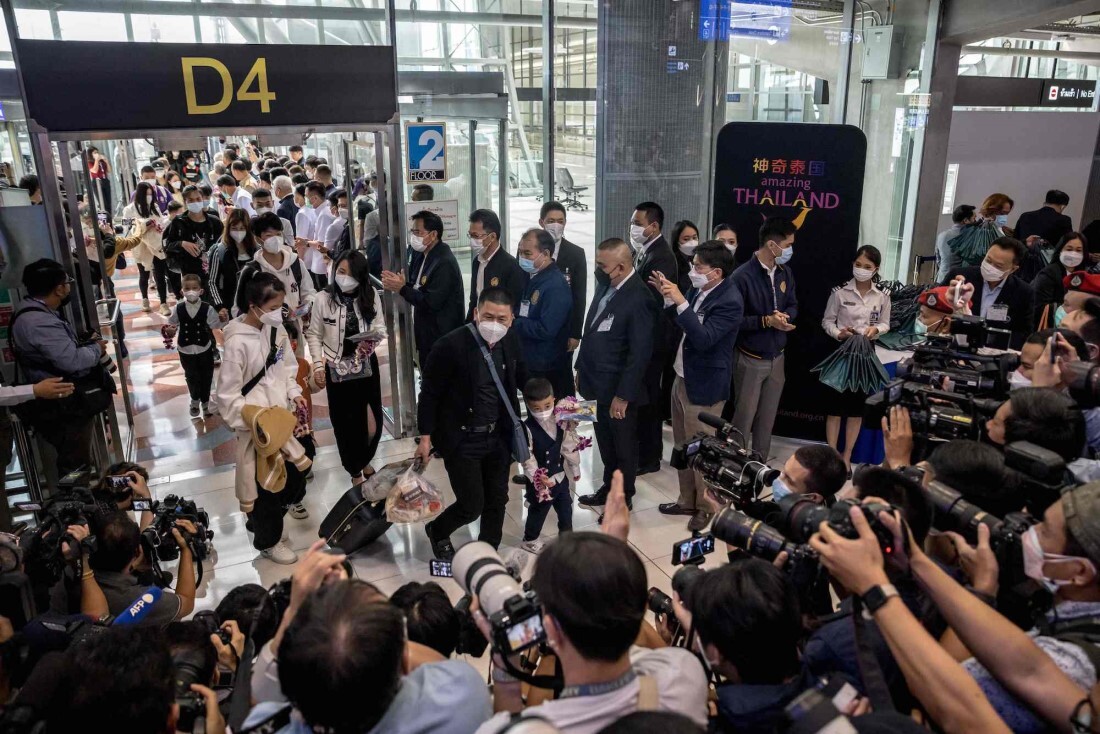 タイのメディア関係者に出迎えられる中国人旅行者=タイ・バンコクのスワンナプーム空港
/Jack Taylor/AFP/Getty Images