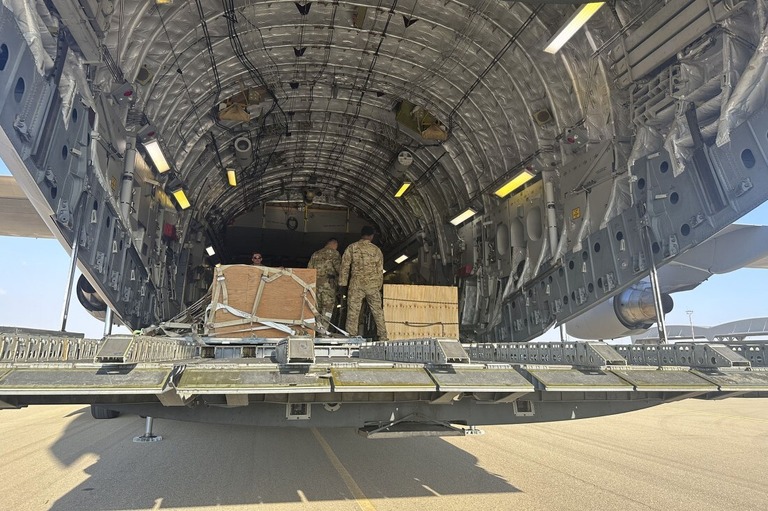 イスラエルのネバティム空軍基地に駐機する米国のＣ１７輸送機＝１０月１３日/Lolita Baldor/AP