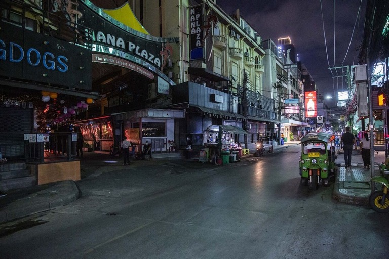 バンコクの夜の歓楽街「ナナプラザ」周辺/Andre Malerba/Bloomberg/Getty Images/File