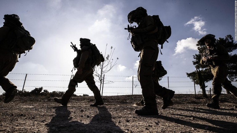 イスラエルとガザ地区の境界付近を見回るイスラエル軍の兵士＝１０月１９日撮影/Mostafa Alkharouf/Anadolu via Getty Images