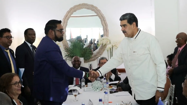 領土問題で揺れるベネズエラのマドゥロ大統領（右）とガイアナのアリ大統領が会談/Miraflores Palace/Reuters