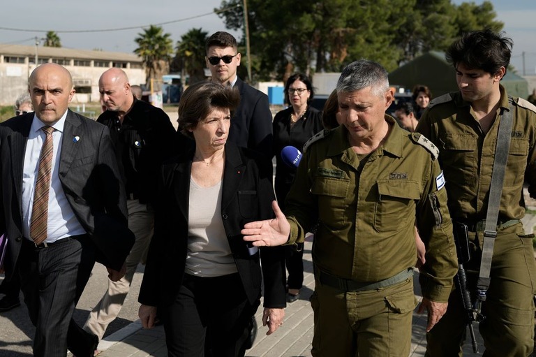 フランスのコロナ外相（中央左）が１７日、イスラエルのテルアビブを訪問した/Leo Correa/AP