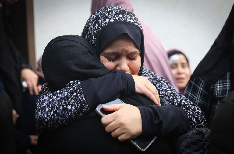ハマスがイスラエルに攻撃を行った１０月７日から１２月１５日までにガザ地区で死亡したパレスチナ人のうち７割は女性と子どもだった/Mahmud Hams/AFP/Getty Images