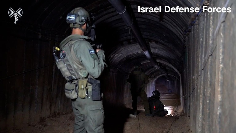 ガザ地区のハマスが築いたトンネルに入るイスラエル国防軍の兵士ら/Israel Defense Forces