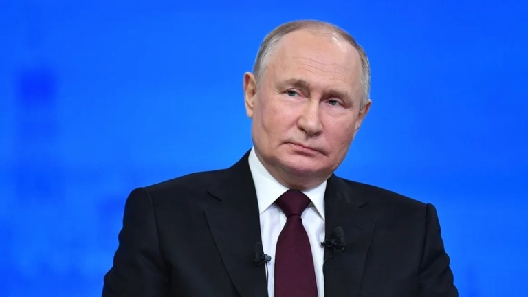 国営メディアのインタビューを受けるプーチン大統領/Alexander Kazakov/Sputnik/Reuters
