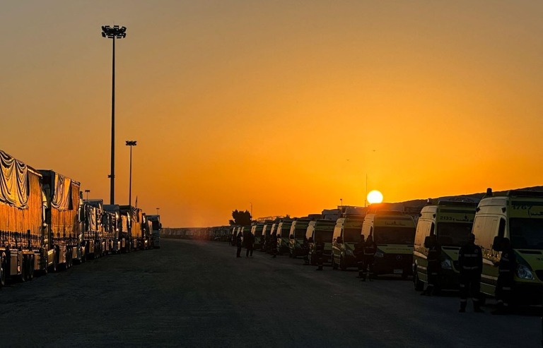 １７日から国連の人道支援物資を搭載したトラックが、イスラエル側からガザ地区へと直接搬入される/Abdel Hadi Ramahi/Reuters