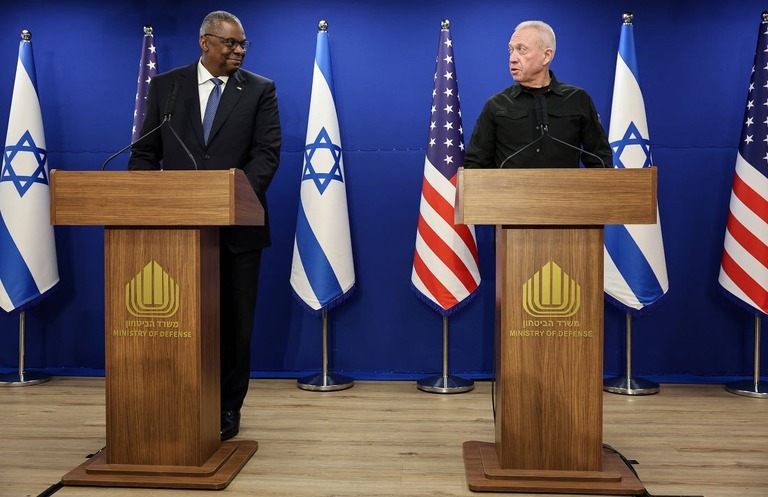 記者会見を行う米国のオースティン国防長官（左）とイスラエルのガラント国防相＝１８日、イスラエル・テルアビブ/Violeta Santos Moura/Reuters