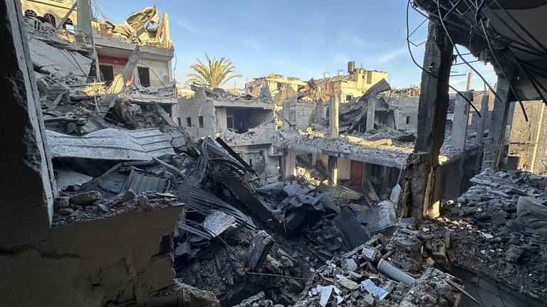 ジャバリヤでのイスラエル軍の攻撃で破壊された建物＝１７日/Abdulqader Sabbah/Anadolu/Getty Images
