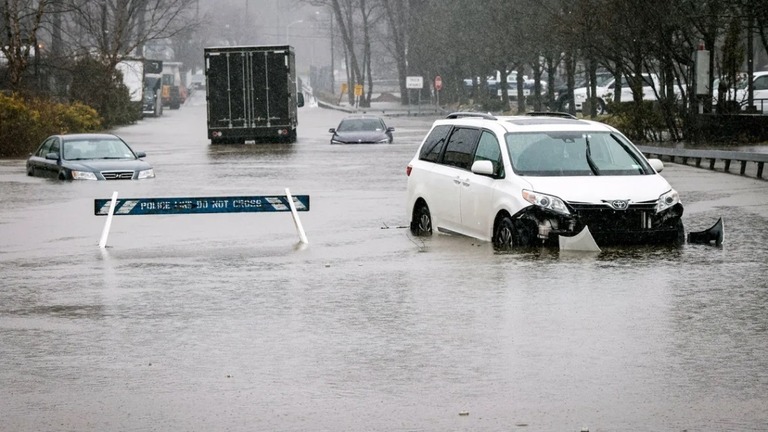 水につかった車両＝１８日、米ニューヨーク州/Kena Betancur/Getty Images
