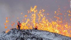 噴火口に立ち、噴火の測定やサンプル採取を行うアイスランド大学の科学者ら