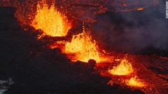 活火山の裂け目から溶岩が噴き出す様子を捉えたクローズアップ画像