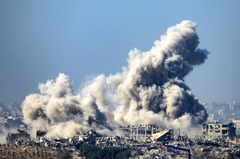 戦闘休止が終わり、イスラエル軍の攻撃によってガザの上空にあがる煙＝１２月１日