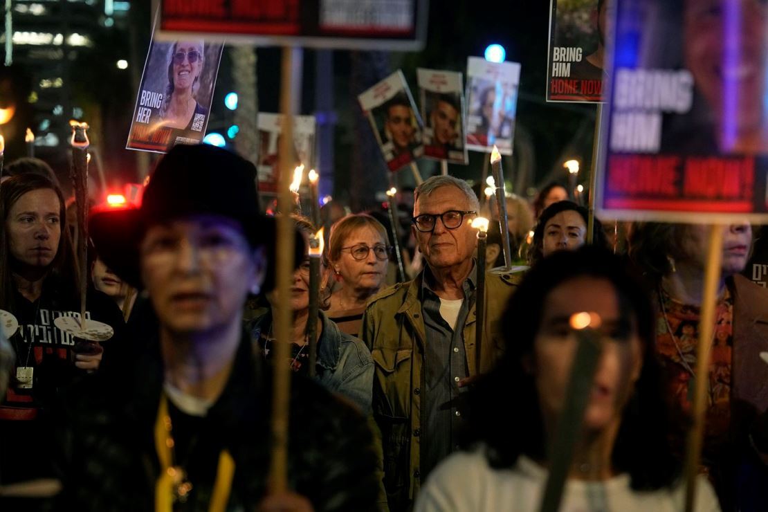 ハマスに拘束されている人質の解放を呼び掛けデモを行う家族や知人ら＝１２月７日、イスラエル・テルアビブ/Ariel Schalit/AP