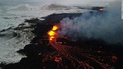 グリンダビークの北側の噴火口から流れ出す溶岩をドローンで撮影