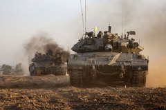 ガザ境界近くを移動するイスラエル軍の戦車＝１２月３日