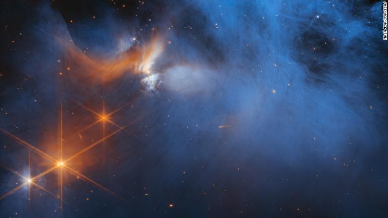 「カメレオン座 I」の暗い分子雲を通して恒星が輝く様子/NASA/ESA/CSA