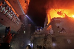 損壊した建物で生存者を探す人々＝１２月６日、パレスチナ自治区ガザ地区ラファ