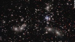 ウェッブ望遠鏡が捉えた「パンドラ銀河団」の新たな画像。近赤外線の光源が５万個も写っている