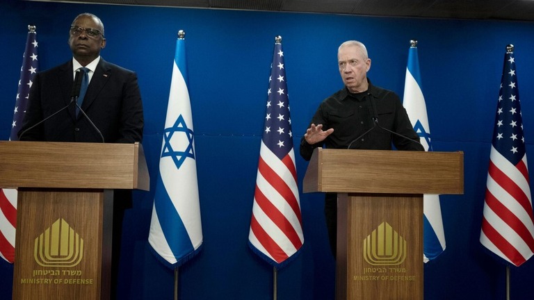 オースティン米国防長官（左）との記者会見に出席したイスラエルのガラント国防相（右）＝１８日/Maya Alleruzzo/AP