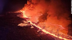 グリンダビーク近郊の火山から噴き出す溶岩と煙