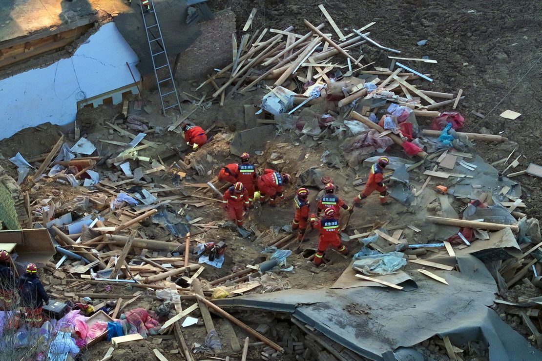 青海省海東市で家のがれきをかき分ける救助隊員＝１９日/Zhang Hongxiang/AP