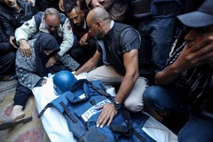 取材中に死亡したアルジャジーラのカメラマン、サーメル・アブダッカさんに別れを告げる遺族ら