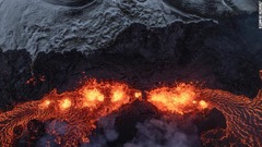 グリンダビークの活火山の活動を捉えた空中写真