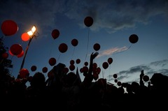 人質の解放を求めて風船を空に放つデモ参加者＝１１月２８日、イスラエル・テルアビブ