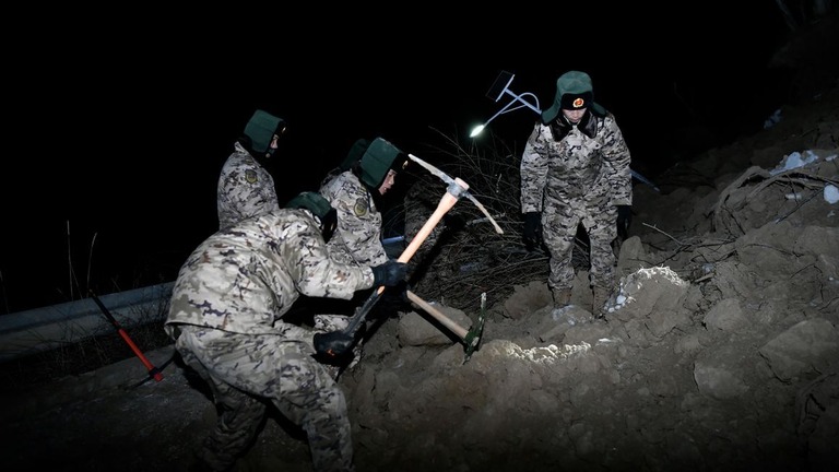 甘粛省を１８日夜に襲った地震の後、家のがれきを掘る救助隊員/Hou Chonghui/VCG/Getty Images