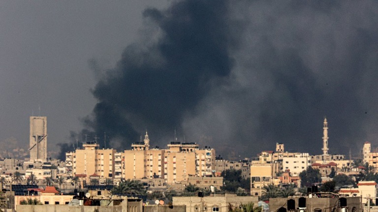 ハンユニス上空に黒煙が立ち上る＝１９日/Said Khatib/AFP/Getty Images