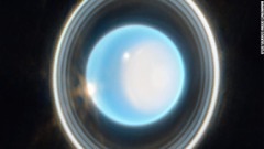ウェッブ望遠鏡が捉えた天王星の画像。天王星の輪や北極冠を覆う明るい靄（もや）が写っている